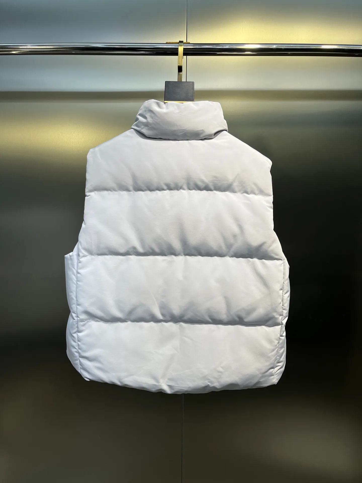 P660 Canadian Grandview black label women's short vest.  Constructed from Arctic Tech recycled fabric®, it features a cinchable hem for sleek styling and storage. Color: Polaris white, black, beige, soft light pink.  Size: s-xl
